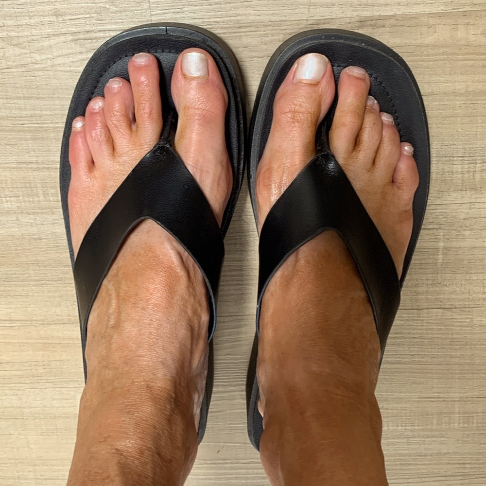 Cushy Cushionaire flip flop sandals, black - Picture 2 of 5